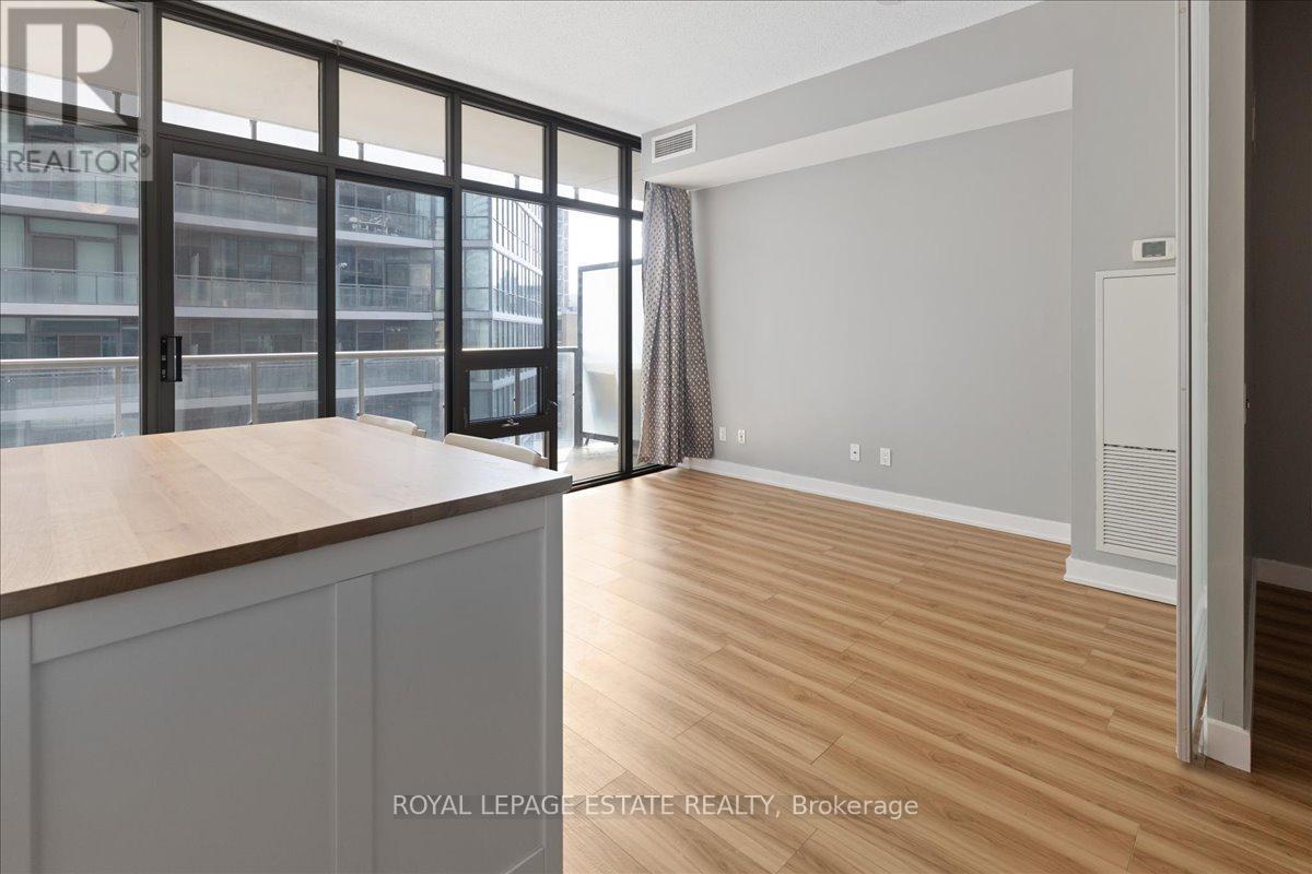 Photo 2 of 811 33 Charles Street E, Toronto ON