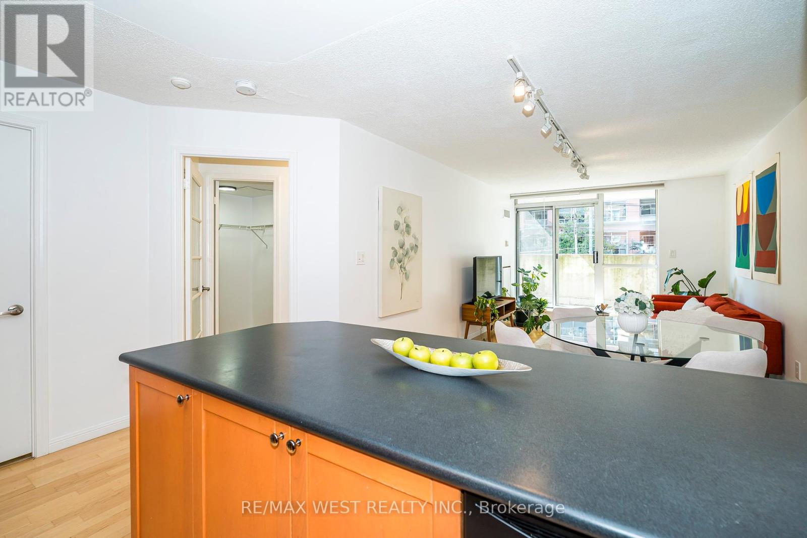 Photo 11 of 209 1000 King Street W, Toronto ON