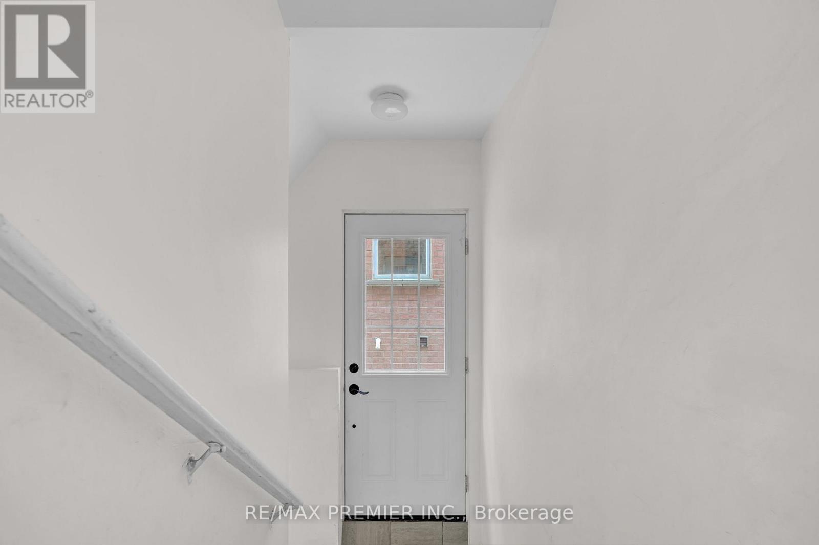 Photo 10 of Bsmt 81 Greenview Circle, Vaughan ON