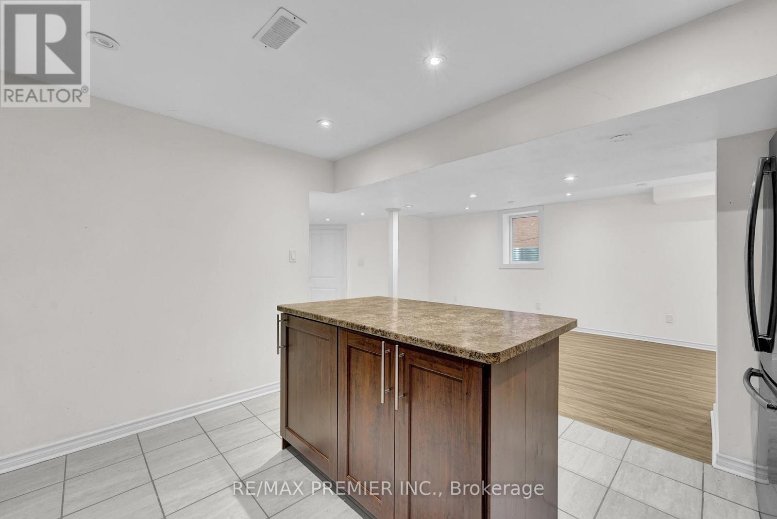 Photo 6 of Bsmt 81 Greenview Circle, Vaughan ON