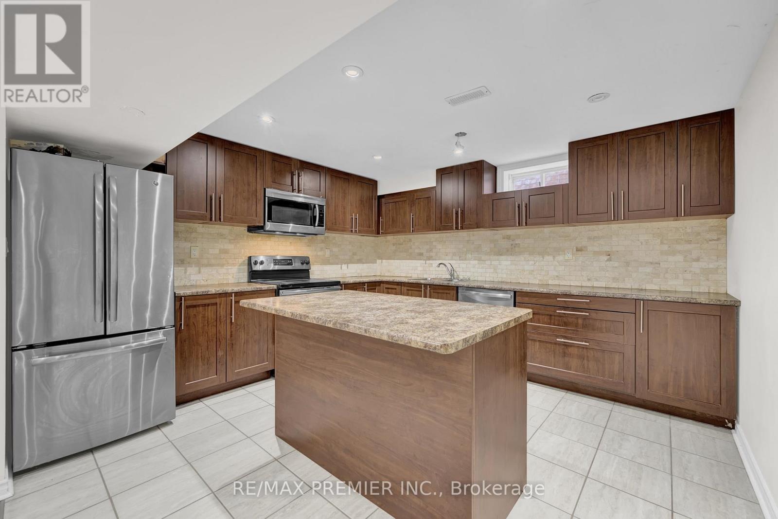 Photo 7 of Bsmt 81 Greenview Circle, Vaughan ON