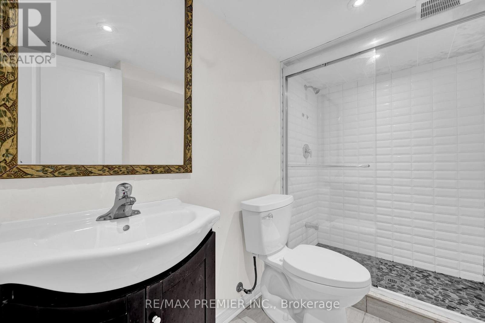 Photo 8 of Bsmt 81 Greenview Circle, Vaughan ON