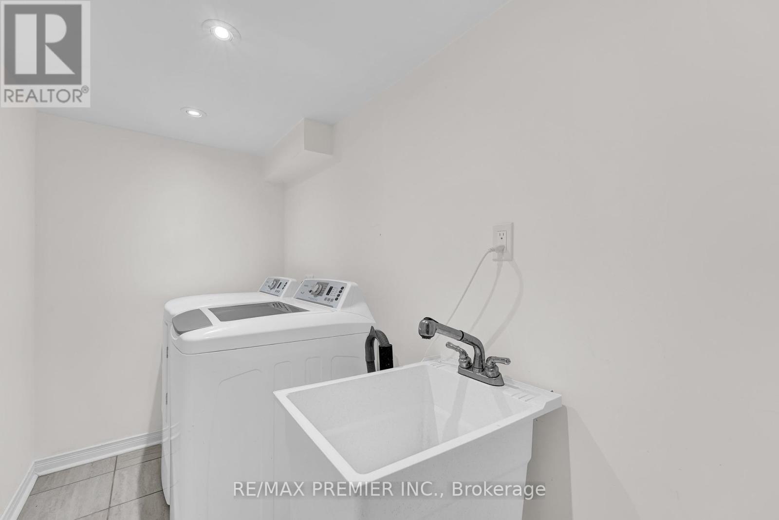 Photo 9 of Bsmt 81 Greenview Circle, Vaughan ON