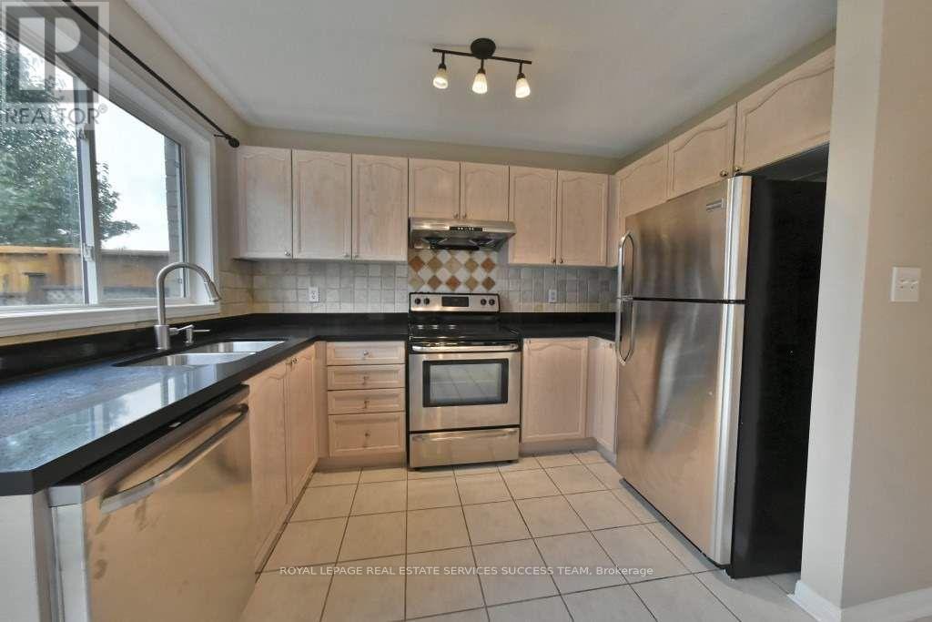 Photo 4 of 1652 Beaty Trail, Milton ON