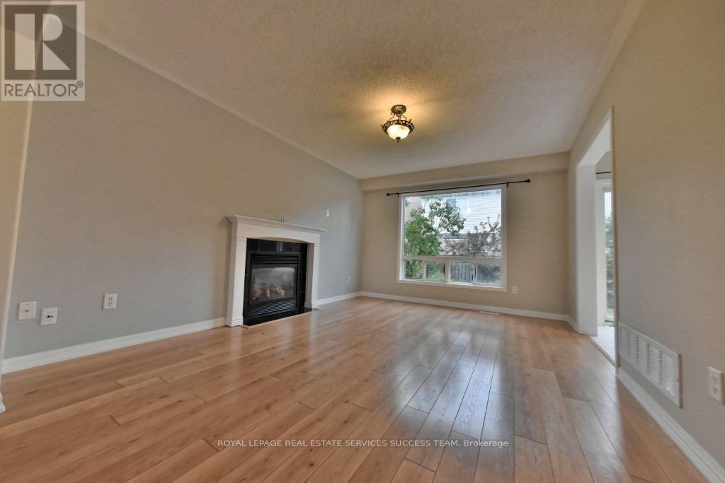 Photo 7 of 1652 Beaty Trail, Milton ON