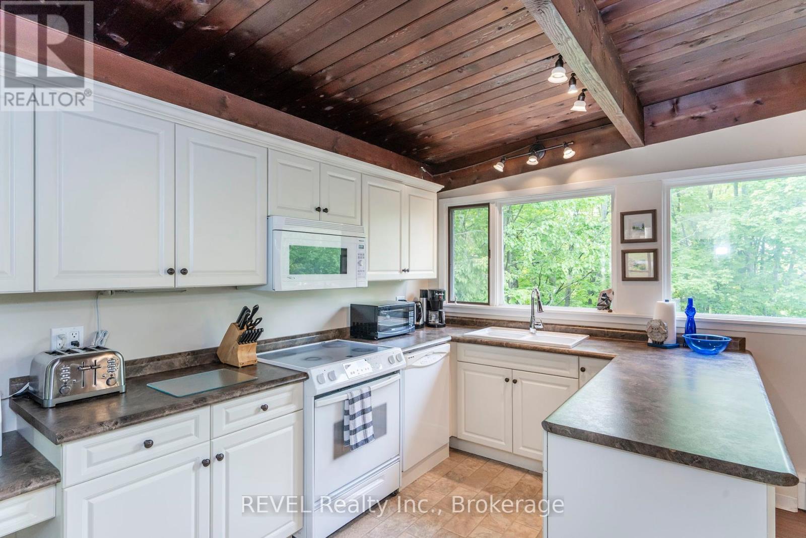 Photo 10 of 806 Victoria Street, Midland ON