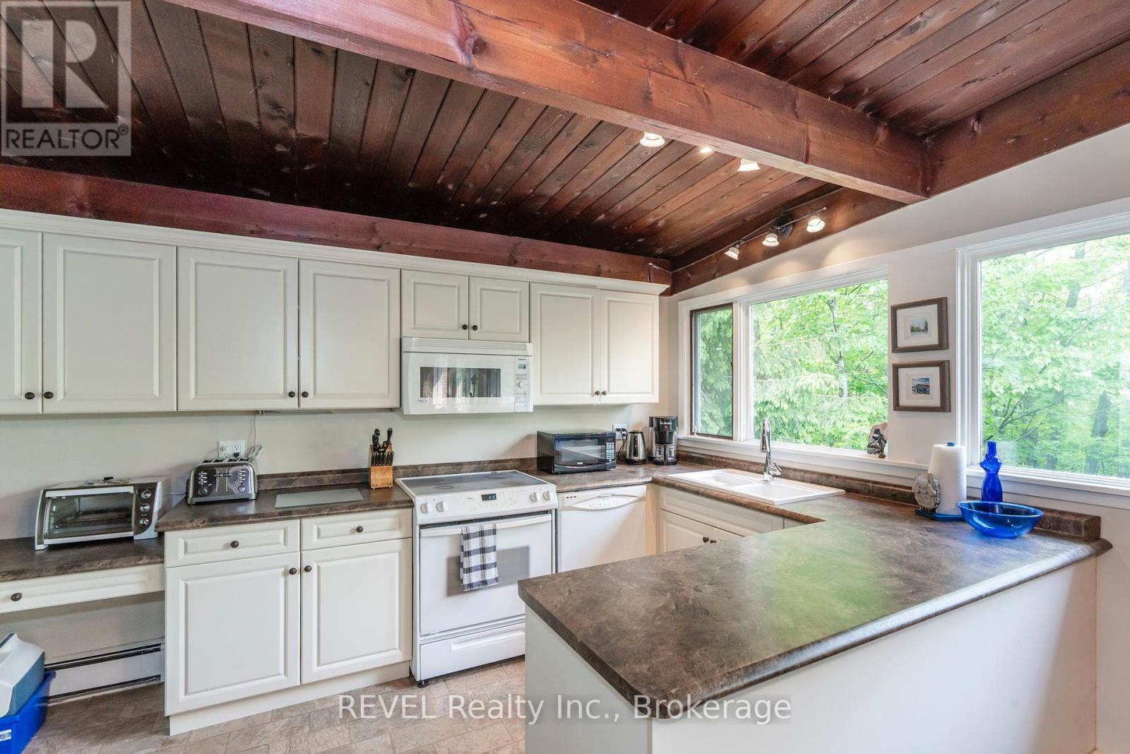 Photo 8 of 806 Victoria Street, Midland ON