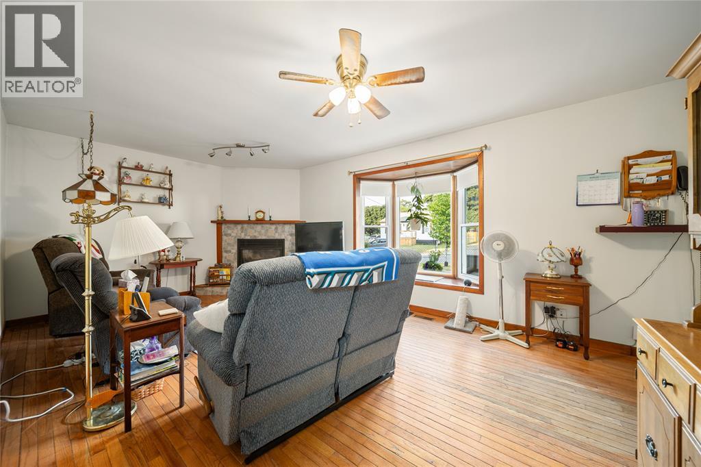 Photo 16 of 814 Maxwell Street, Sarnia ON
