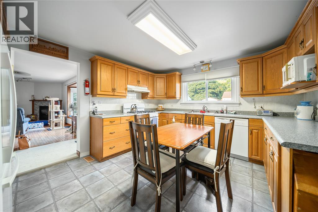 Photo 22 of 814 Maxwell Street, Sarnia ON