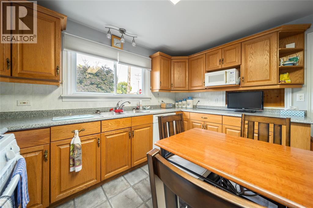 Photo 18 of 814 Maxwell Street, Sarnia ON