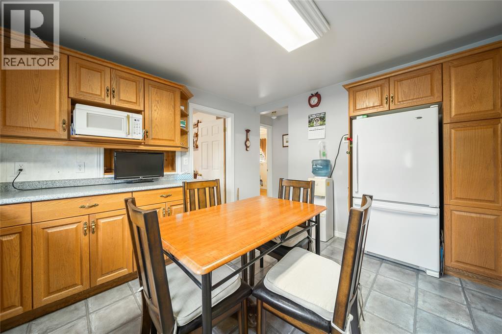 Photo 9 of 814 Maxwell Street, Sarnia ON