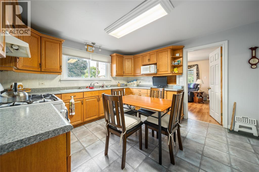 Photo 23 of 814 Maxwell Street, Sarnia ON