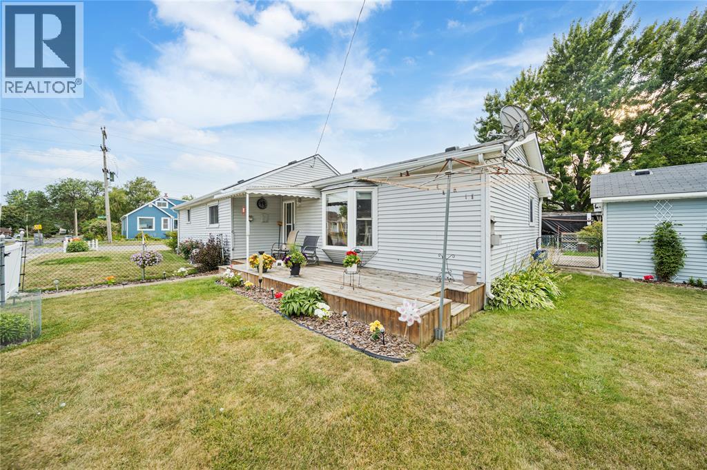 Photo 8 of 814 Maxwell Street, Sarnia ON