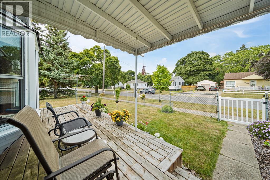 Photo 2 of 814 Maxwell Street, Sarnia ON