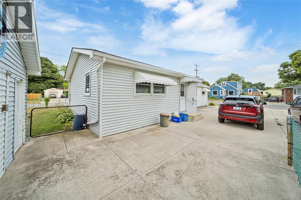 Photo 4 of 814 Maxwell Street, Sarnia ON