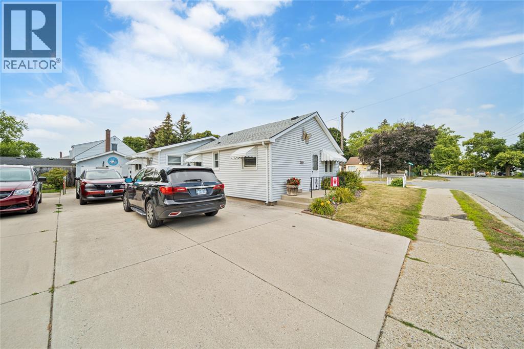 Photo 26 of 814 Maxwell Street, Sarnia ON