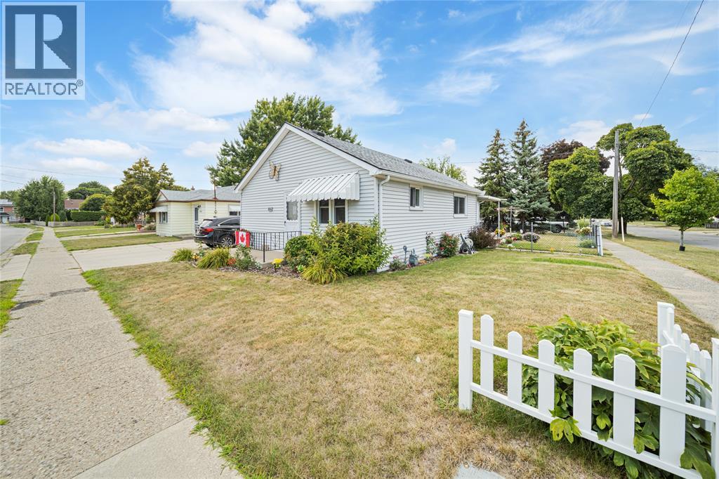 Photo 15 of 814 Maxwell Street, Sarnia ON