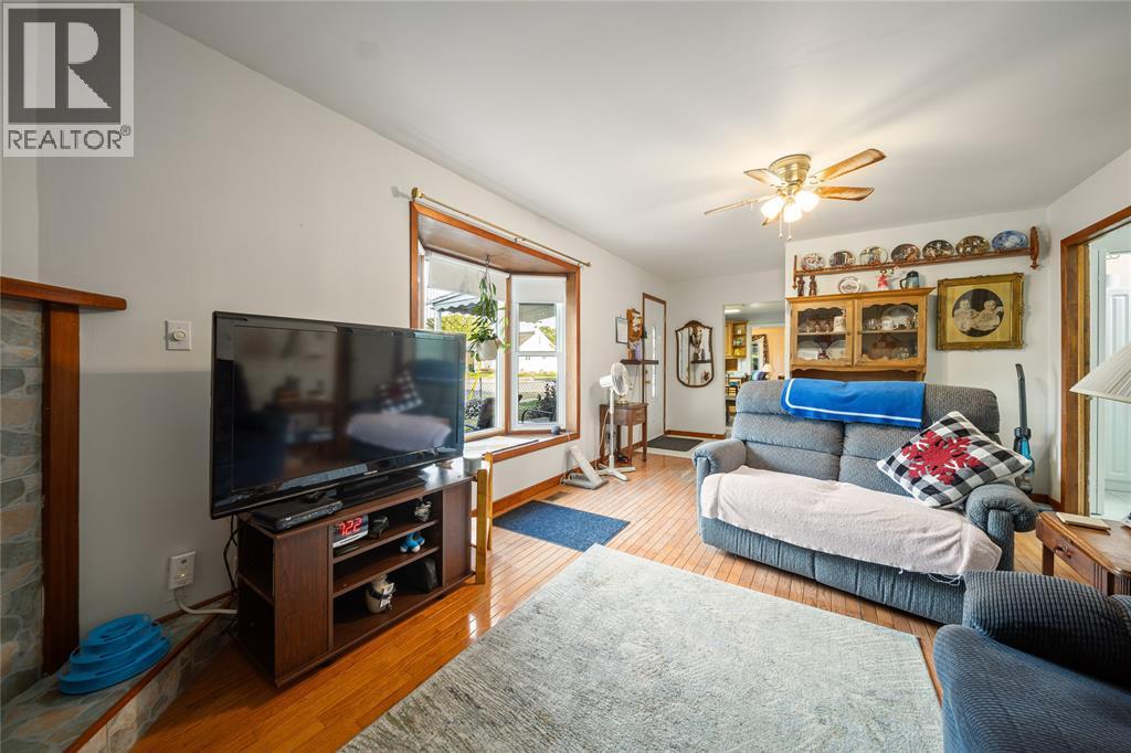 Photo 5 of 814 Maxwell Street, Sarnia ON