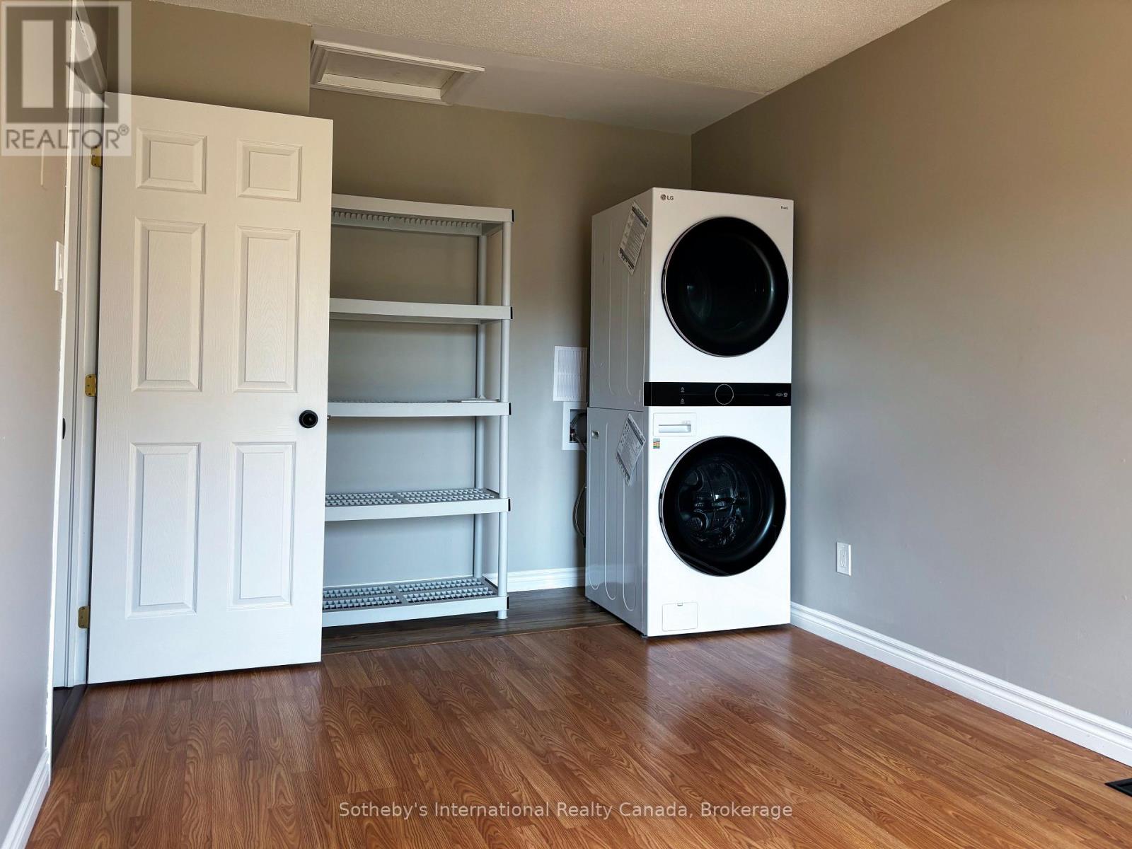 Photo 11 of 55 Courtice Crescent, Collingwood ON
