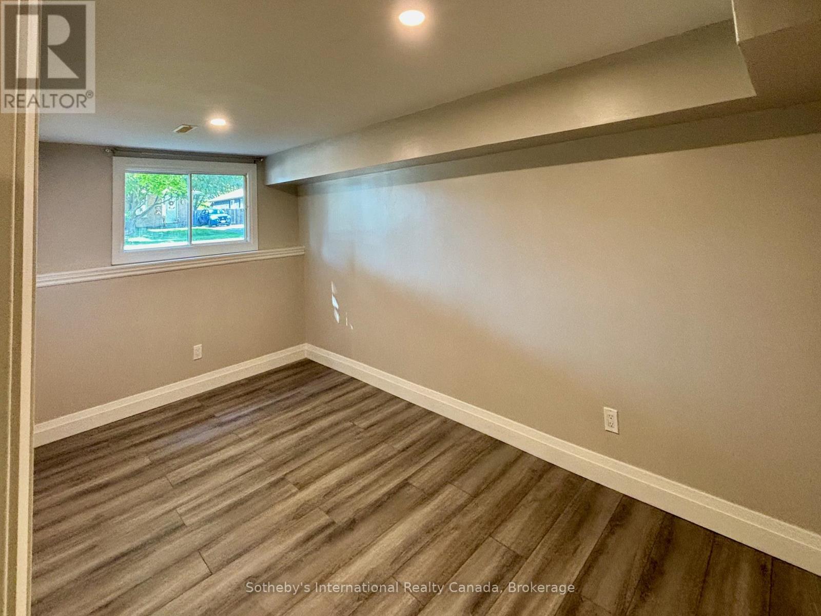 Photo 19 of 55 Courtice Crescent, Collingwood ON