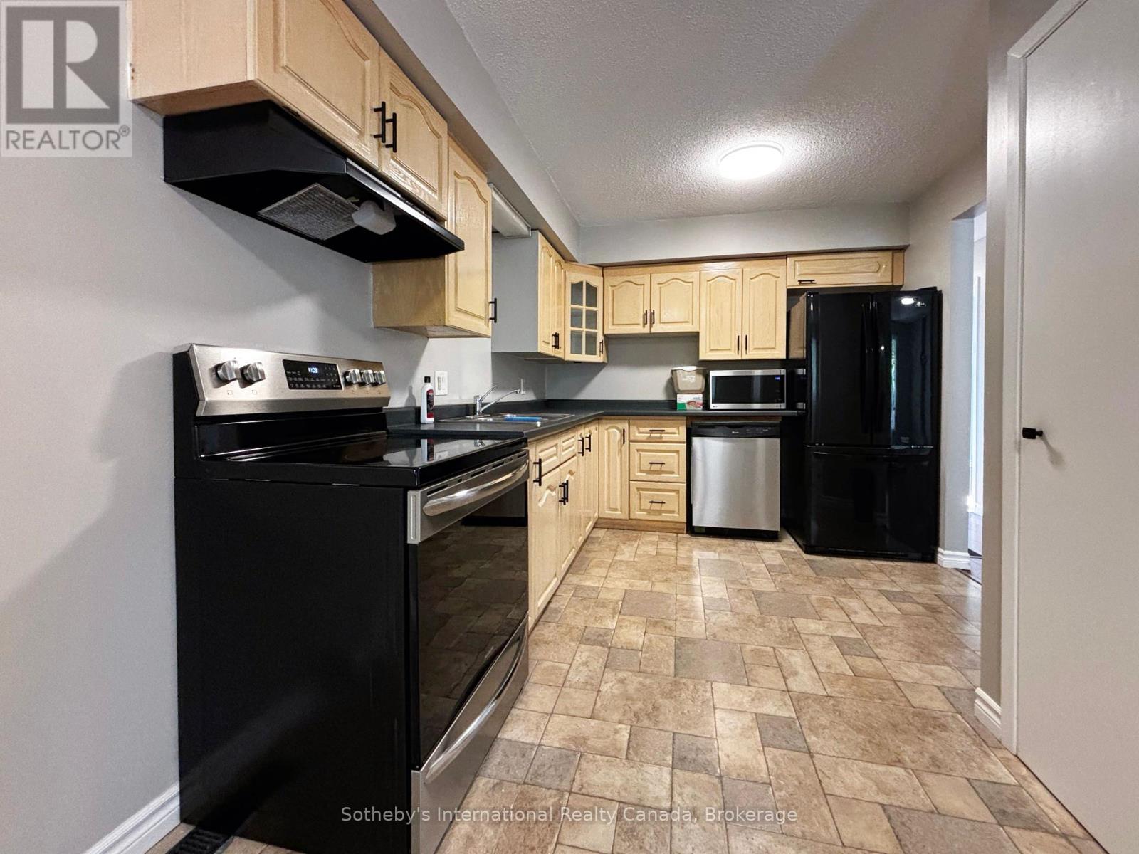 Photo 16 of 55 Courtice Crescent, Collingwood ON