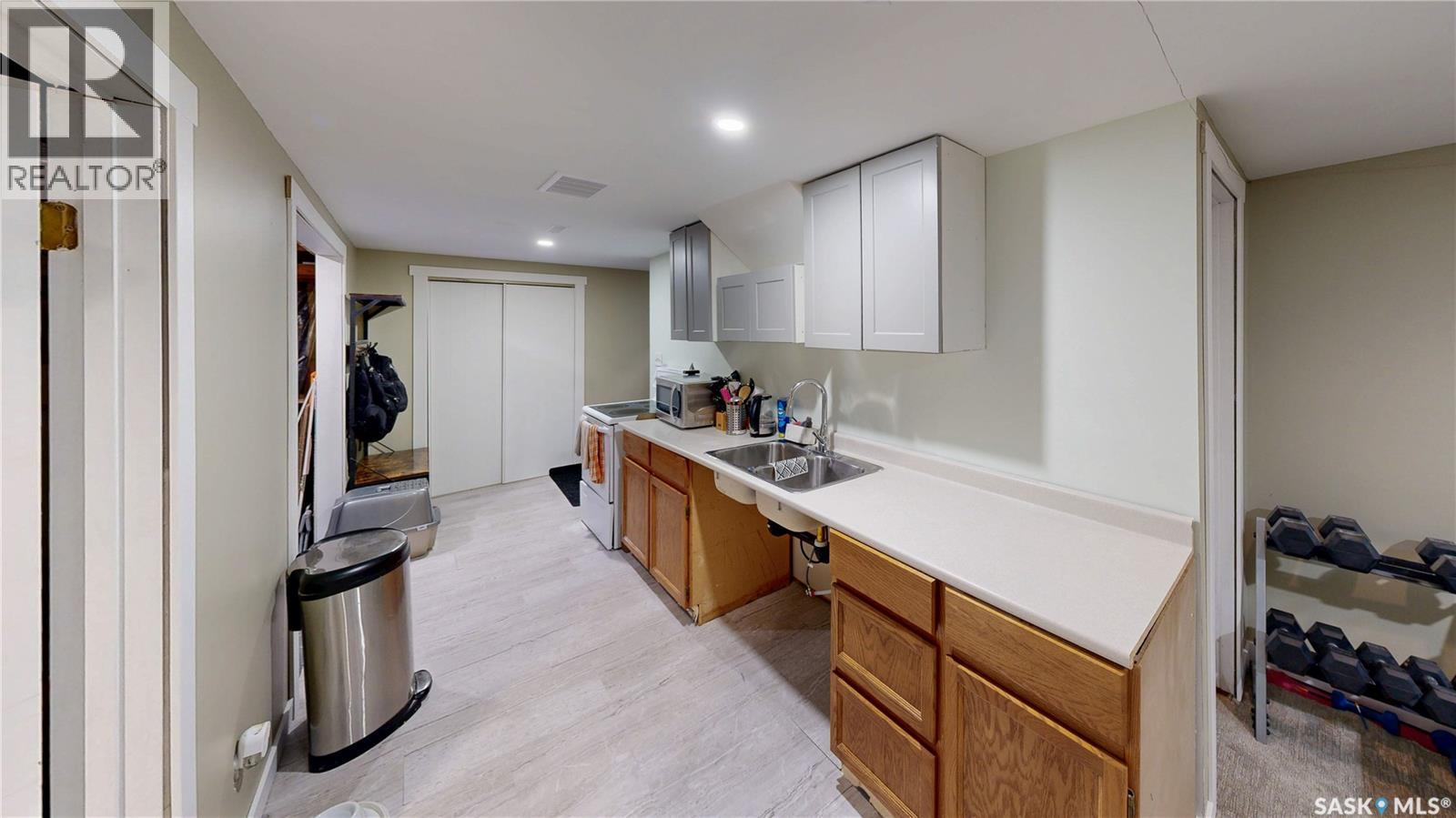 Photo 6 of 1018 Dewdney Avenue E, Regina SK