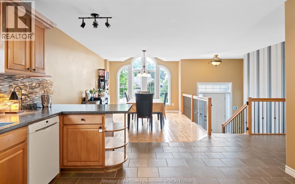Photo 32 of 89 Hazel Crescent, Kingsville ON