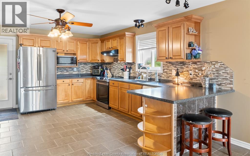 Photo 8 of 89 Hazel Crescent, Kingsville ON