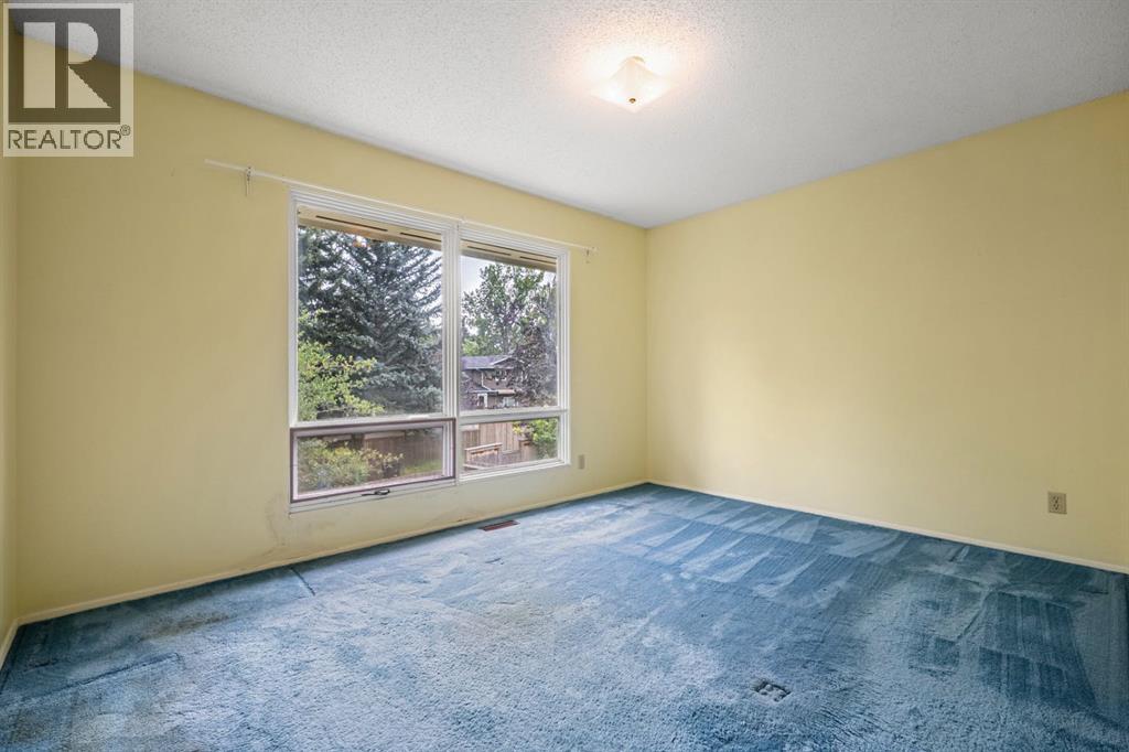 Single Family House for Sale in  Lake Simcoe Crescent SE Lake Bonavista Calgary 