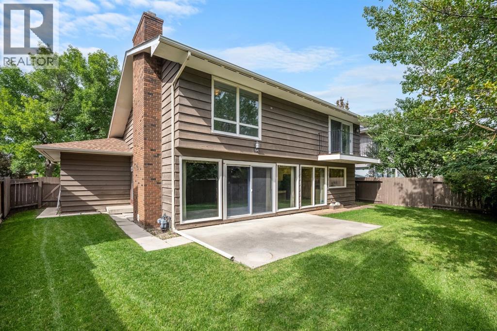 Single Family House for Sale in  Lake Simcoe Crescent SE Lake Bonavista Calgary 