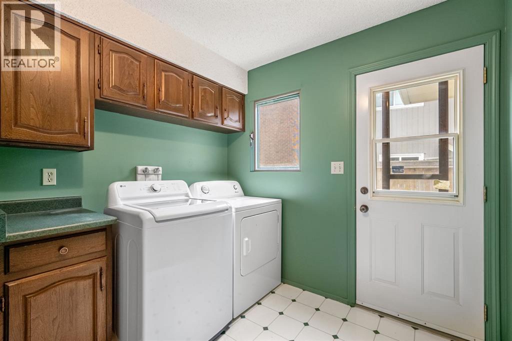Single Family House for Sale in  Lake Simcoe Crescent SE Lake Bonavista Calgary 