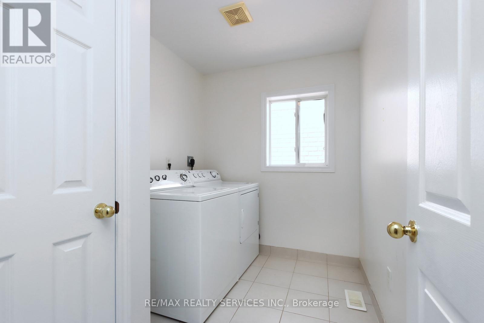 Photo 8 of 28 Hoile Drive, Ajax ON