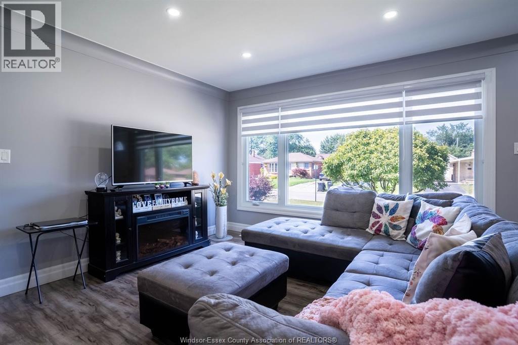 Photo 11 of 1006 Buckingham Road, Windsor ON