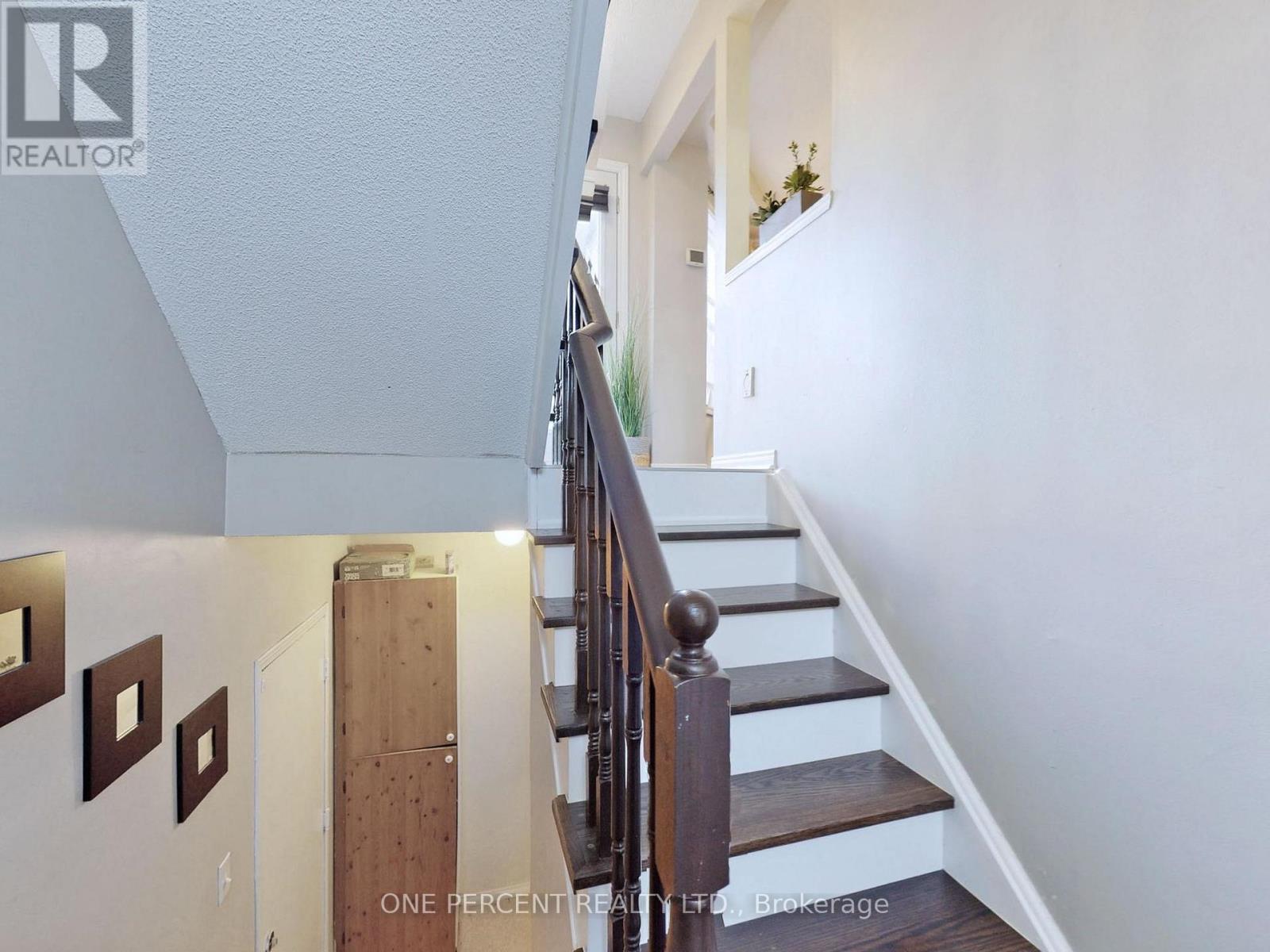 Photo 32 of 56 32 Brandy Lane Way, Newmarket ON