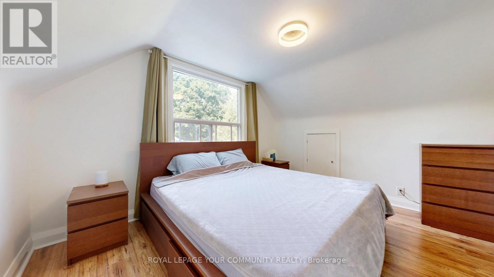 Photo 4 of 44 Reaman Street, Richmond Hill ON