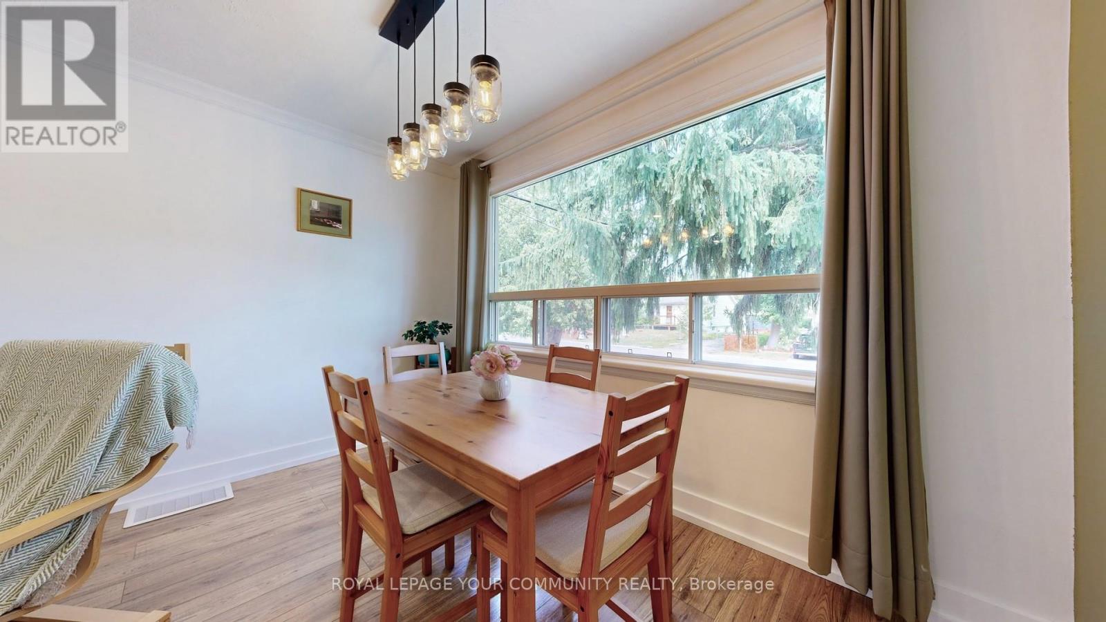 Photo 5 of 44 Reaman Street, Richmond Hill ON