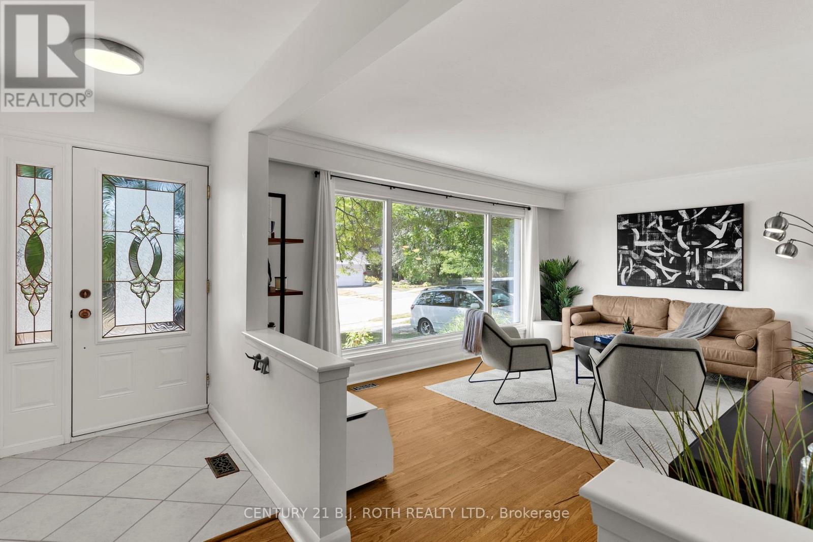 Photo 4 of 410 Codrington Street, Barrie ON