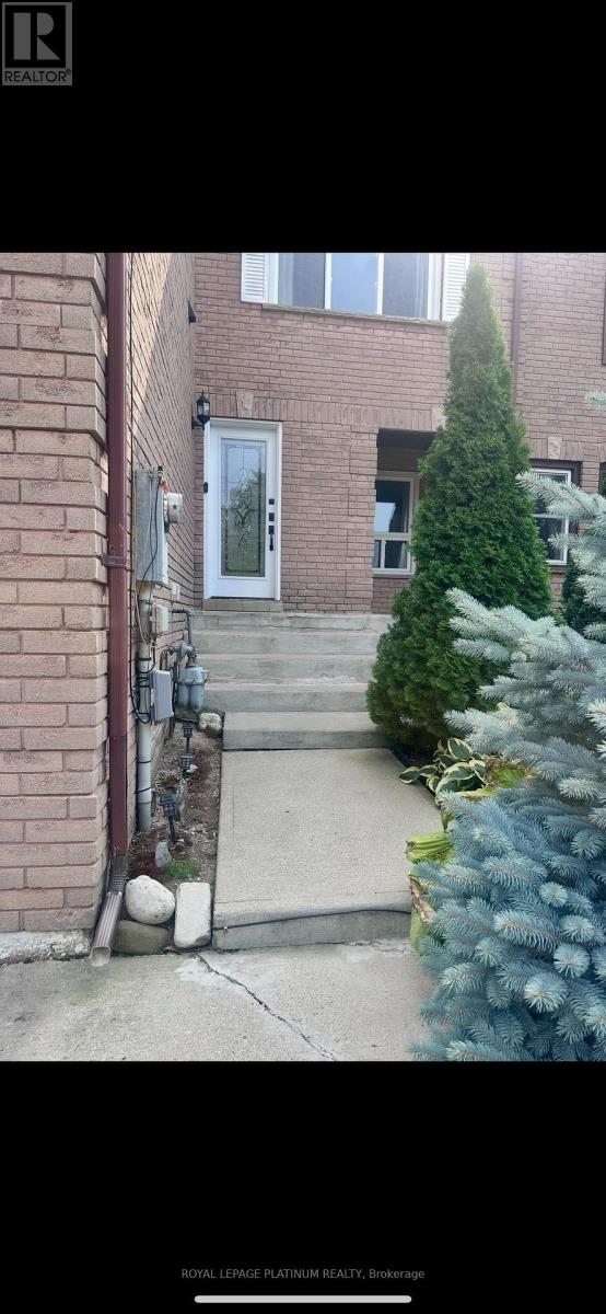 Photo 9 of 112 Cutters Crescent, Brampton ON