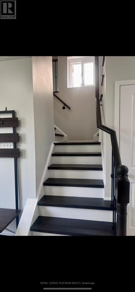 Photo 3 of 112 Cutters Crescent, Brampton ON