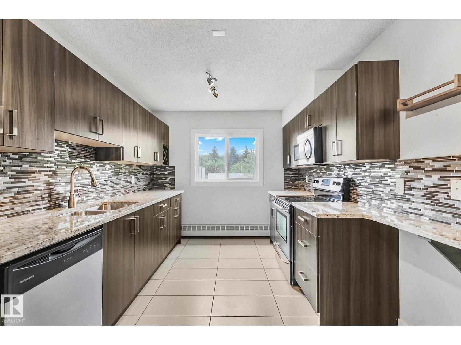Photo 6 of 11 9630 82 Av Nw, Edmonton AB