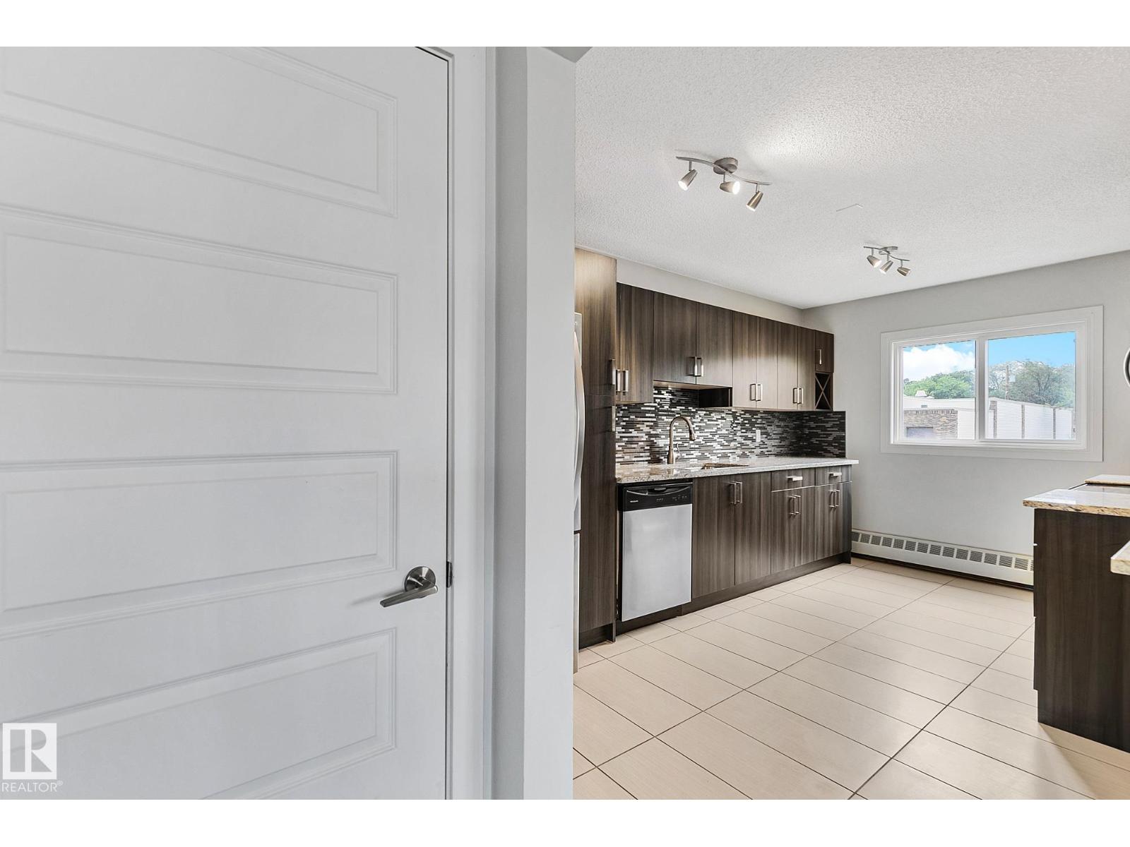 Photo 12 of 11 9630 82 Av Nw, Edmonton AB