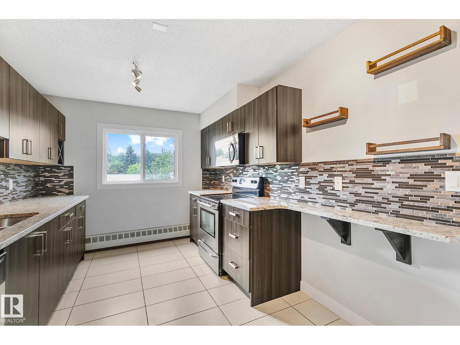 Photo 7 of 11 9630 82 Av Nw, Edmonton AB