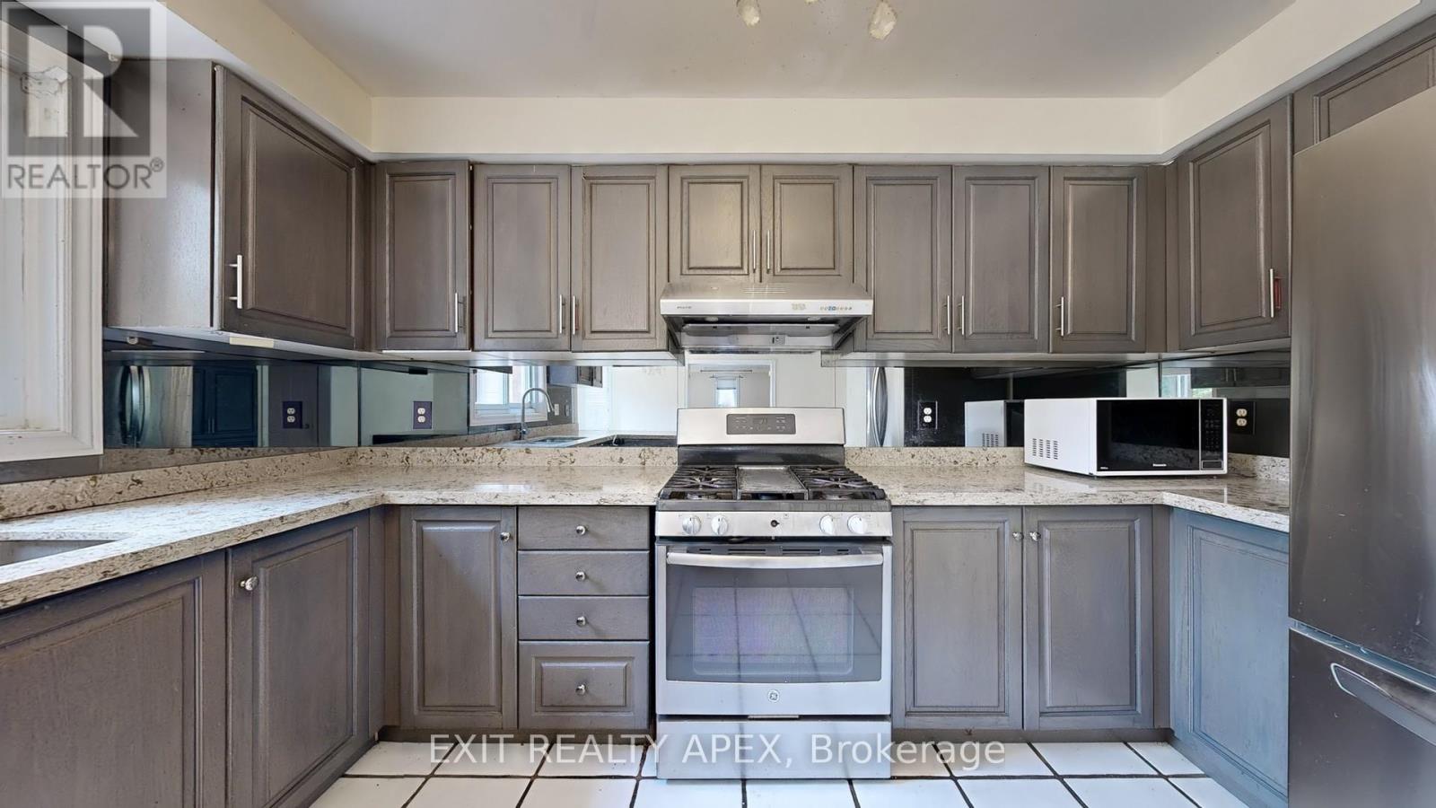 Photo 17 of 143 Veneto Dr Upper Drive, Vaughan ON