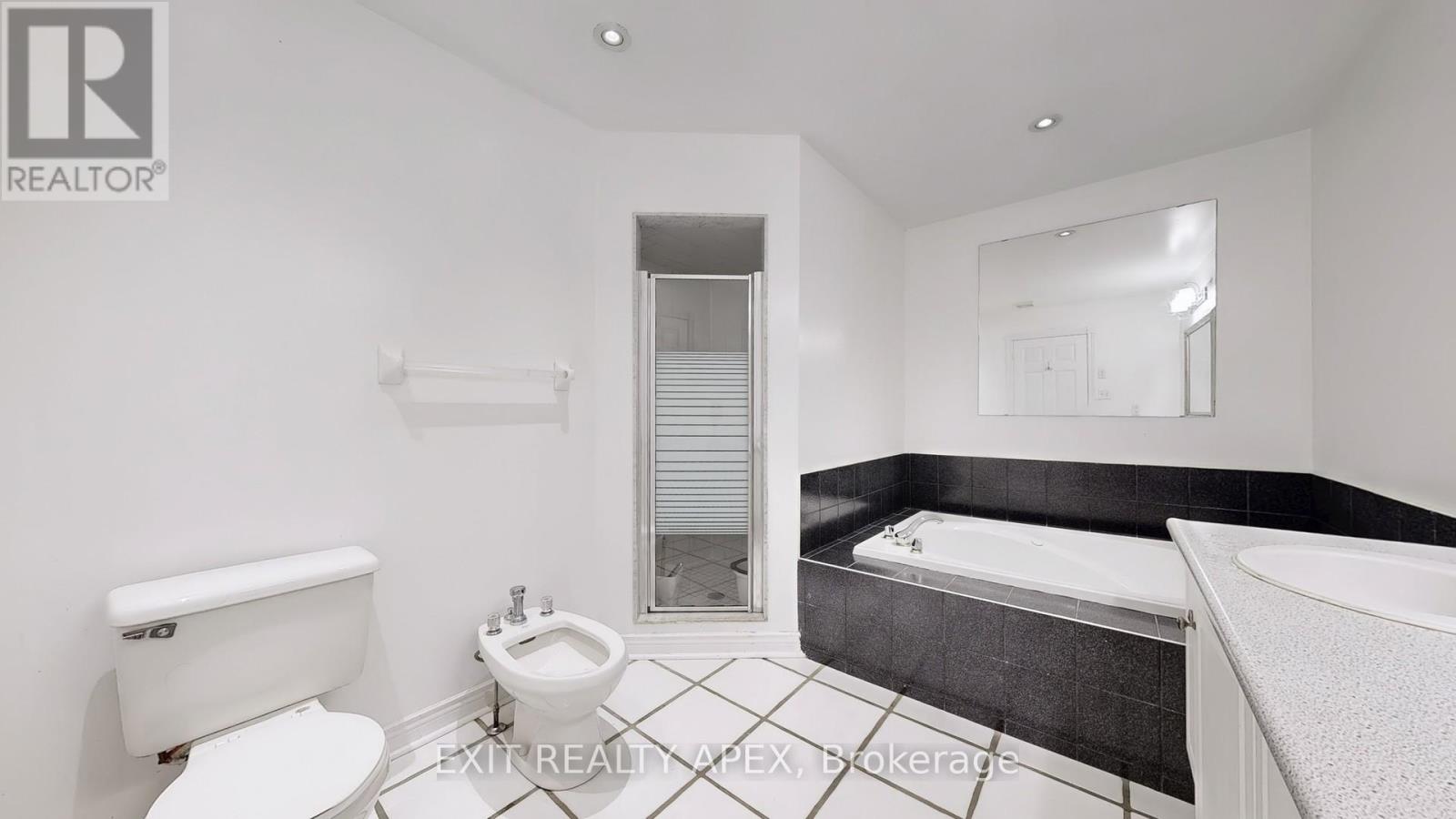 Photo 5 of 143 Veneto Dr Upper Drive, Vaughan ON