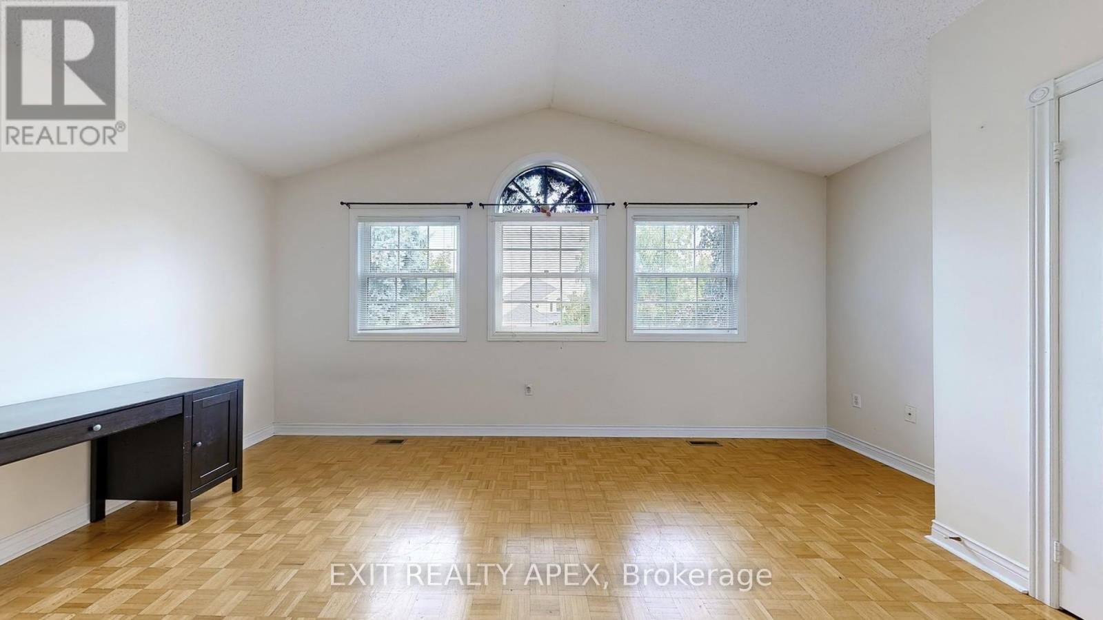 Photo 16 of 143 Veneto Dr Upper Drive, Vaughan ON