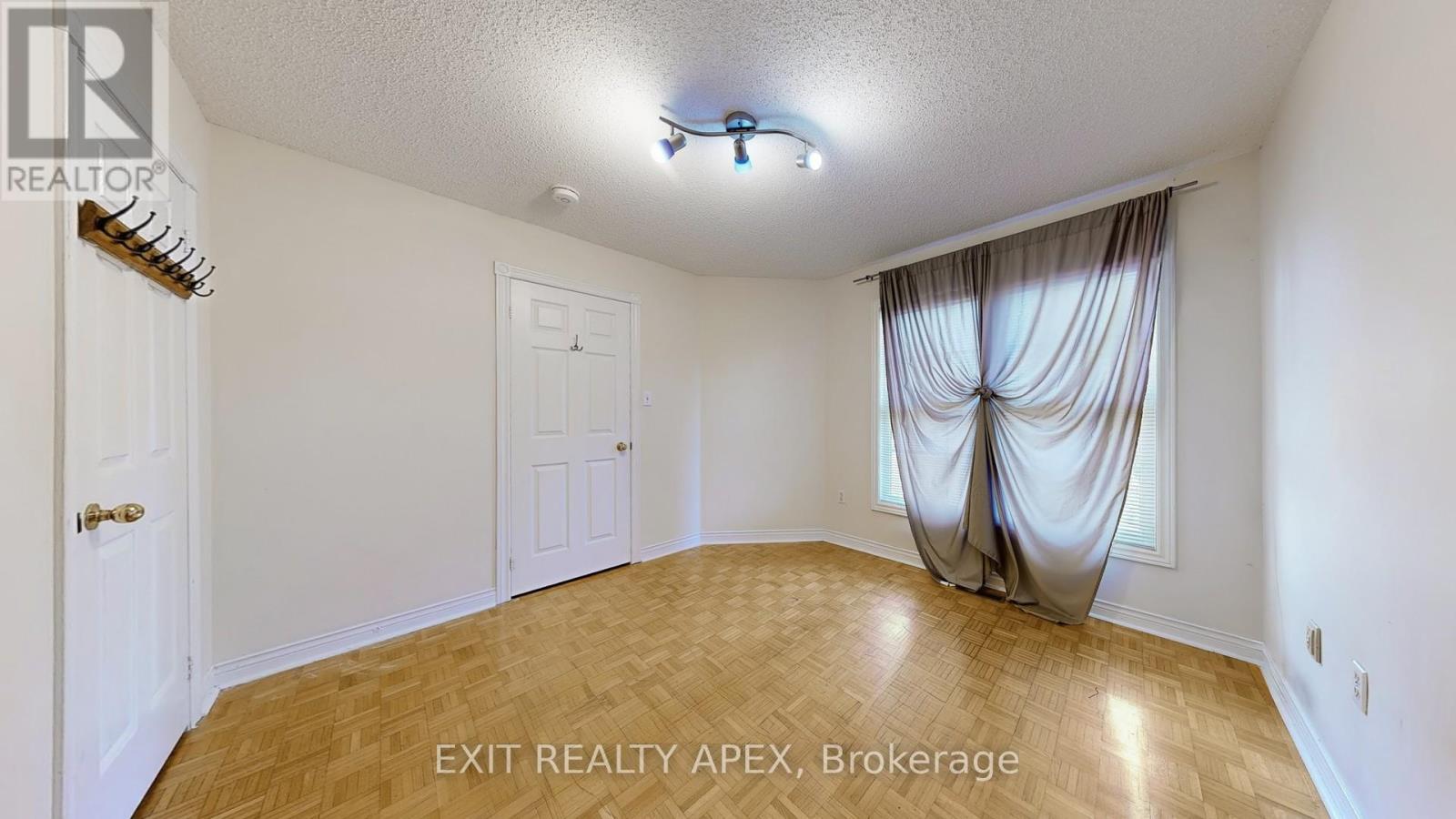 Photo 7 of 143 Veneto Dr Upper Drive, Vaughan ON