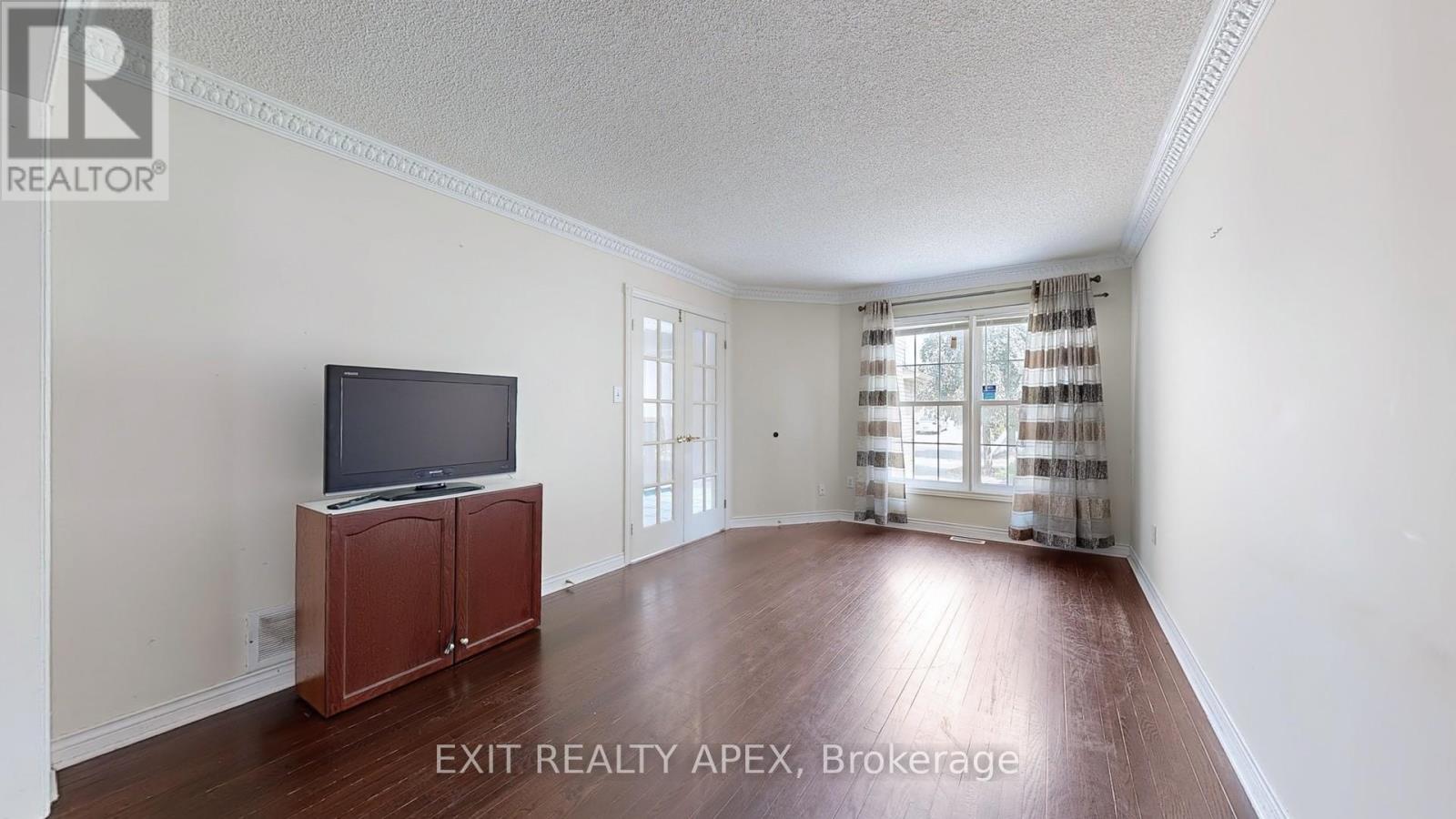 Photo 10 of 143 Veneto Dr Upper Drive, Vaughan ON