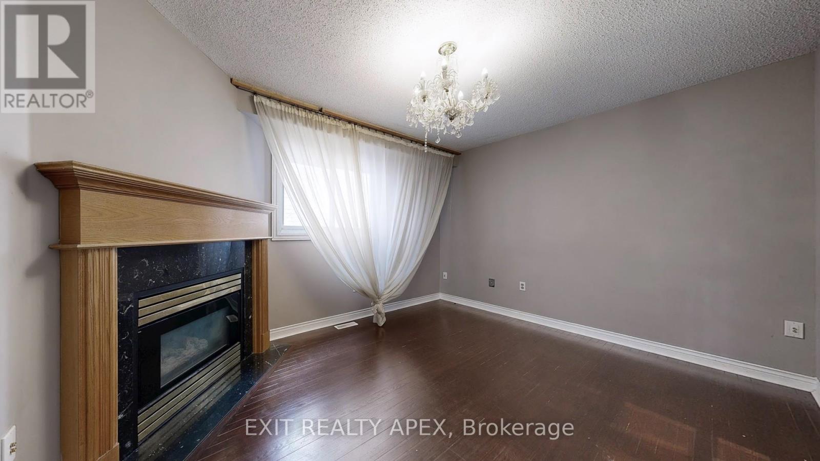 Photo 8 of 143 Veneto Dr Upper Drive, Vaughan ON
