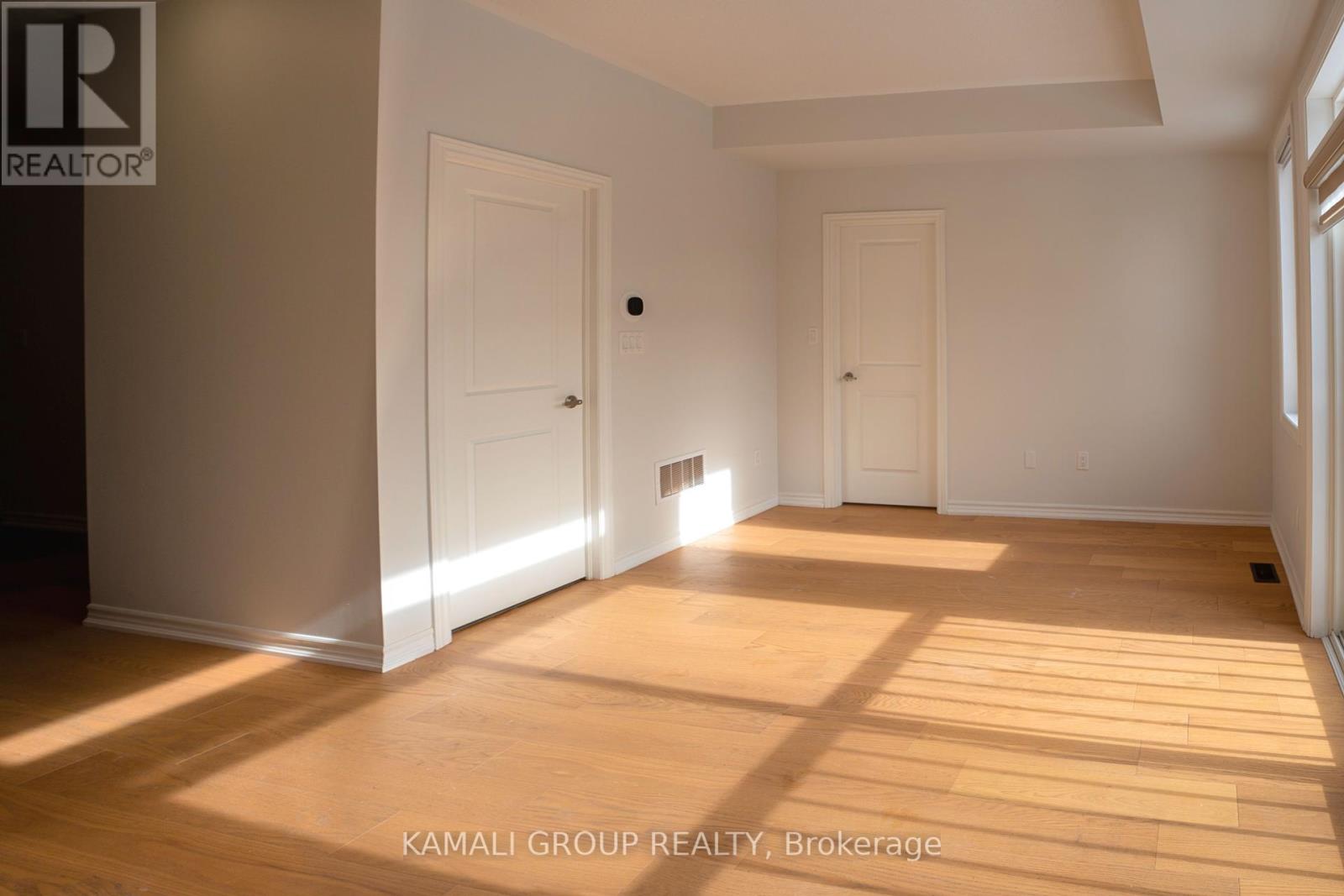 Photo 11 of 51 Ahchie Court, Vaughan ON