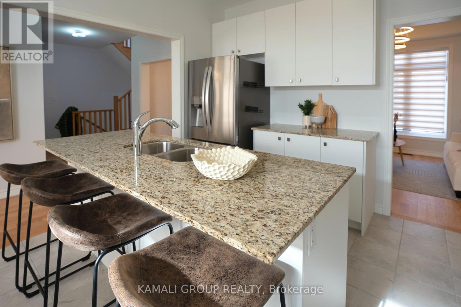Photo 9 of 51 Ahchie Court, Vaughan ON